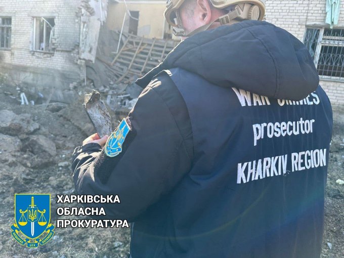У місті Куп'янськ Харкоівської області внаслідок ракетного обстрілу зруйнована адміністративна будівля